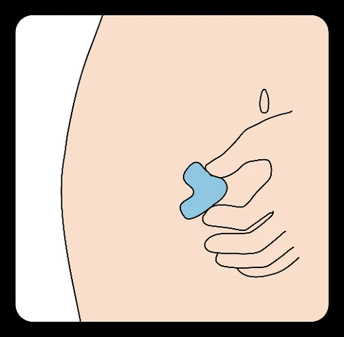 Una mano tiene un dispositivo medico azzurro e lo preme contro la pelle dell'addome per un'iniezione o un trattamento cutaneo