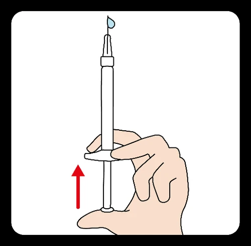 Una mano tiene una siringa in verticale e preme lo stantuffo verso il basso con una freccia rossa che indica il movimento verso l'alto
