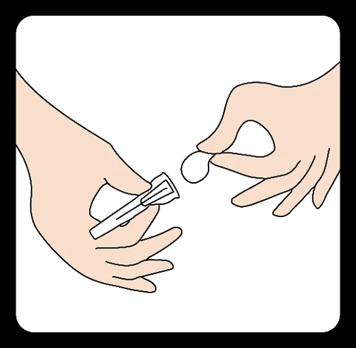 Due mani che estraggono una compressa bianca da una confezione di blister aperta su sfondo bianco
