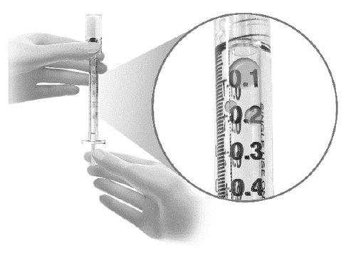 Una mano tiene una siringa trasparente con un ingrandimento che mostra la scala graduata con i valori 0.1, 0.2, 0.3 e 0.4 ml