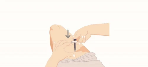 Two hands holding an injection pen against the skin of the