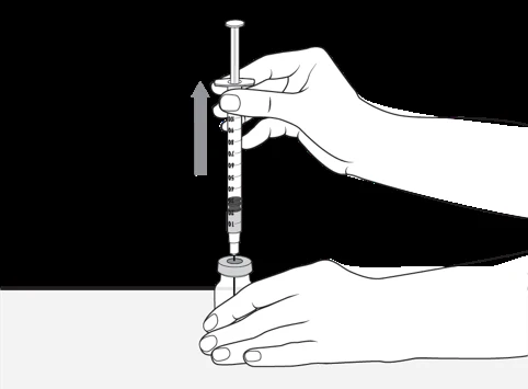 Una mano tiene una siringa con ago inserito in un flacone di vetro mentre l'altra mano sostiene il flacone su una superficie piana