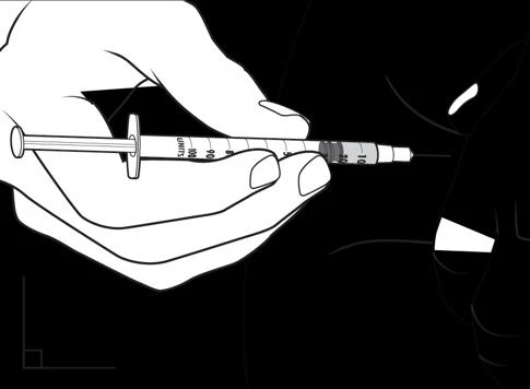 Una mano tiene una siringa graduata con l'ago rivolto verso la pelle del corpo per una somministrazione medica in un disegno in bianco e nero