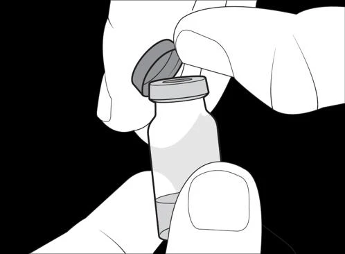 Una mano solleva il tappo di un flaconcino di vetro mentre l'altra mano sostiene la base del contenitore per la preparazione del farmaco