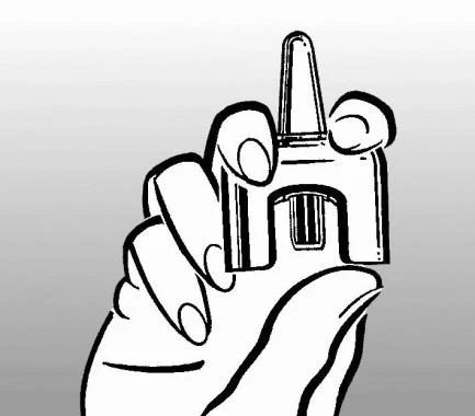 Disegno in bianco e nero di una mano che tiene e impugna un dispositivo medico a forma di applicatore con una punta superiore allungata