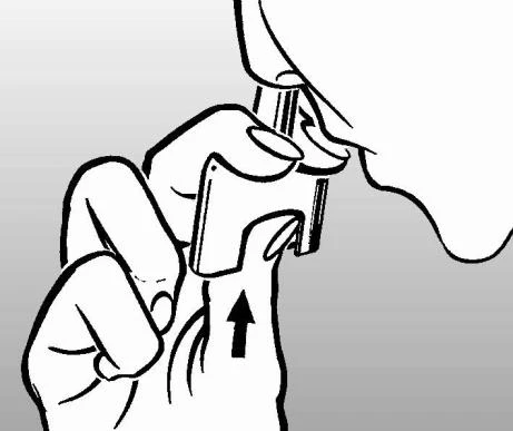 Una mano tiene un dispositivo medico e preme il pulsante verso il basso seguendo la direzione indicata da una freccia nera verso l'alto