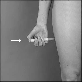 Una mano tiene una penna iniettiva orizzontalmente contro la parte superiore della coscia con una freccia bianca che indica il punto di iniezione