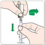 Dos manos manipulan una jeringa con una flecha verde curva hacia la derecha para girar el tapón y una flecha hacia abajo para empujar el émbolo