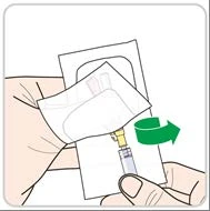 Dos manos abren un sobre de plástico blanco que contiene un frasco de vidrio con tapón amarillo indicado por una flecha verde curva