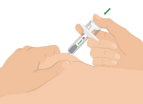 Two hands holding a pre-filled syringe to apply it to the arm skin with a green arrow indicating the direction of pressure