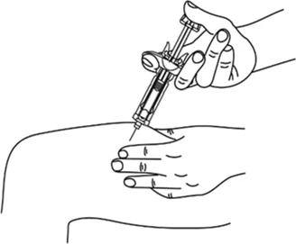 Una mano sostiene una jeringa con aguja para inyectar un medicamento en la parte superior del muslo sostenido por el