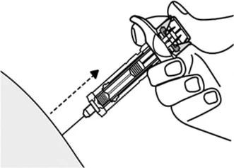 Una mano sostiene un dispositivo médico en forma de pluma para inyectarlo en la piel con un movimiento inclinado indicado por una flecha punteada