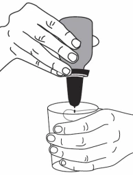Una mano sostiene un frasco boca abajo para verter el contenido en un vaso transparente sostenido por otra