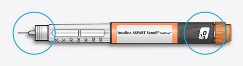 Pluma para insulina Aspart Sanofi SoloStar con aguja a la izquierda y selector de dosis a la derecha sobre fondo blanco con círculos azules