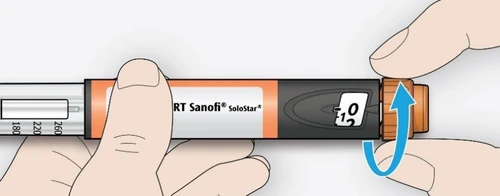 Dos manos sostienen una pluma inyectable Sanofi SoloStar con una flecha azul que indica la rotación del tapón hacia la