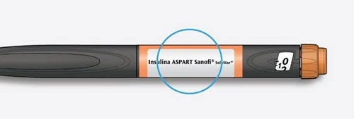 Pluma para insulina negra y naranja con etiqueta blanca con la inscripción Insulina ASPART Sanofi SoloStar y un círculo azul que resalta el texto