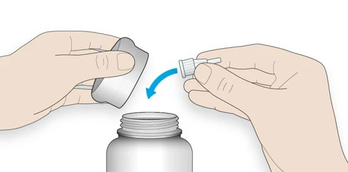 Dos manos que retiran la tapa de plástico de un frasco médico siguiendo la dirección indicada por una flecha azul curva