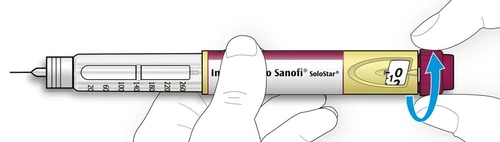Ręce trzymają długopis iniekcyjny Sanofi SoloStar z niebieską strzałką wskazującą obrót dawkownika w prawo