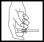 Una mano tiene verticalmente un contenitore cilindrico mentre con l'altra mano si impugna un dispositivo a forma di siringa orizzontale