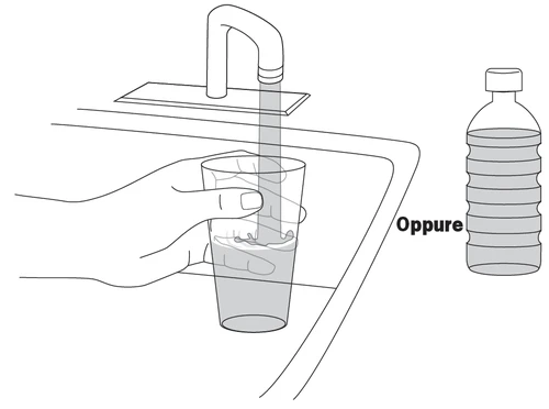 Una mano tiene un bicchiere sotto un rubinetto che versa acqua e accanto una bottiglia di vetro con liquido con la scritta oppure