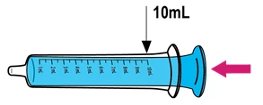 Illustrazione di una siringa azzurra con una freccia nera che indica il segno dei 10ml e una freccia rosa che spinge il pistone verso l'interno