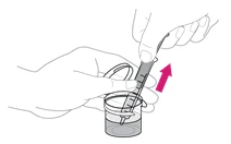 Due mani estraggono una siringa da un contenitore trasparente con un movimento verso l'alto indicato da una freccia rosa curva