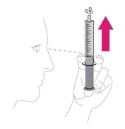 Disegno lineare di un profilo umano che guarda una siringa tenuta in mano con una freccia rosa rivolta verso l'alto sopra l'ago