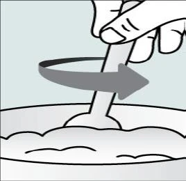 Una mano sostiene un palito y lo gira con un movimiento circular hacia afuera