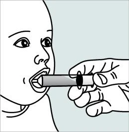 Dibujo en blanco y negro de una mano introduciendo un dosificador tipo jeringa en la boca abierta de un niño pequeño