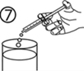 Una mano impugna una siringa per far cadere delle gocce di liquido all'interno di un contenitore cilindrico con il numero 7 in alto a sinistra