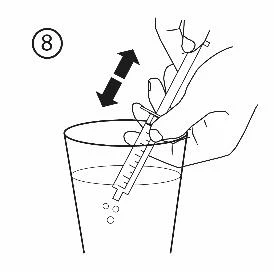 Disegno tecnico che mostra una mano che inserisce una siringa in un bicchiere d'acqua con una freccia a doppia punta che indica il movimento