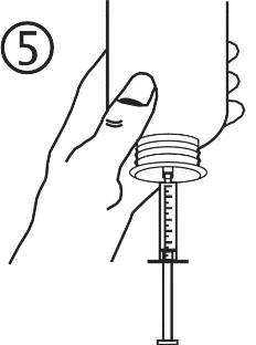 Una mano tiene un flacone mentre l'altra inserisce l'ago di una siringa graduata attraverso il tappo di gomma per prelevare il farmaco