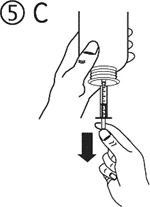 Disegno tecnico che mostra due mani che manovrano una siringa inserita in un flacone con una freccia nera rivolta verso il basso