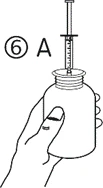 Una mano tiene un flacone mentre una siringa con ago viene inserita verticalmente attraverso il tappo per prelevare il contenuto