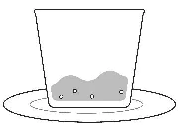 Disegno schematico di un bicchiere trasparente con un liquido grigio sul fondo appoggiato su una superficie circolare piatta