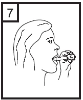 Dibujo en blanco y negro de una persona de perfil sosteniendo un inhalador cerca de la boca abierta para la