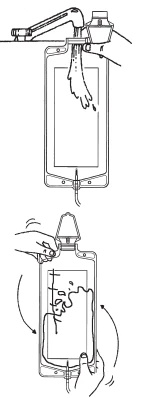 Disegno tecnico che mostra due fasi: una mano che inclina una sacca per far scendere il liquido e due mani che scuotono la sacca con movimenti circolari