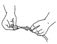 Due mani che collegano un contenitore cilindrico a un tubicino flessibile tramite un connettore a innesto rapido