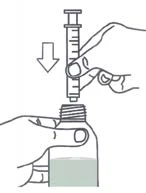 Una mano tiene una jeringa y la empuja hacia abajo con una flecha que indica el movimiento para aspirar el líquido de un frasco, utilizando ambas manos