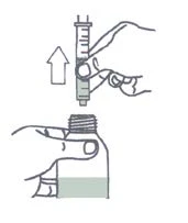 Una mano levanta verticalmente una jeringa con aguja desde la parte superior de un frasco de medicamento sostenido con la