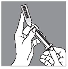 Две руки держат шприц с иглой, направленной в