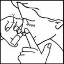 Disegno in bianco e nero di una persona che applica una goccia di liquido dal flacone direttamente sul proprio naso con un dito