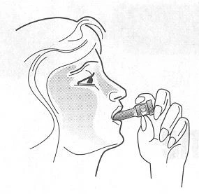 Dibujo lineal de una persona de perfil que sostiene un inhalador con la mano y lo introduce en la boca para la