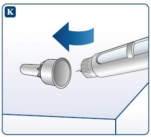 Una flecha azul indica el movimiento de retirada de un tapón protector blanco de un dispositivo médico en forma de pluma sobre un fondo azul