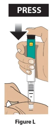 Una mano preme la parte superiore di un autoiniettore medico azzurro e bianco contro la pelle del braccio seguendo la freccia nera verso il basso