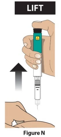 Una mano afferra verticalmente un dispositivo medico cilindrico bianco e verde per sollevarlo verso l'alto sopra una superficie corporea