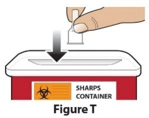Una mano tiene un contenitore di plastica trasparente e lo inserisce in un contenitore rosso per oggetti taglienti con simbolo di rischio biologico