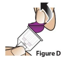 Una mano rimuove il cappuccio viola da un dispositivo medico trasparente seguendo la direzione indicata da una freccia nera curva