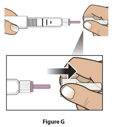 Due mani che collegano un dispositivo medico bianco a un componente cilindrico viola tramite un movimento verso destra indicato da una freccia nera