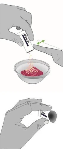 Two hands pour the contents of a Maviret sachet into a transparent bowl containing dark red liquid